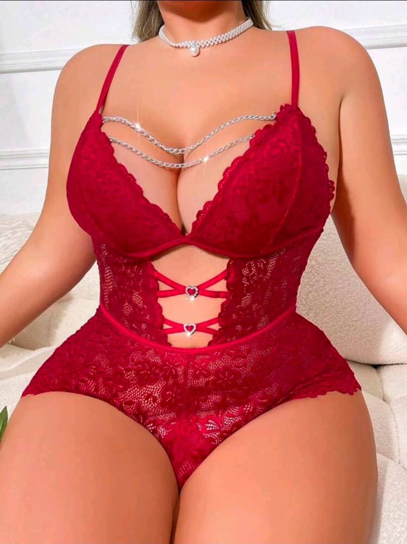 Body Lingerie Dentelle Rouge – Découpes Cœurs Strass, Grande Taille – Image 3