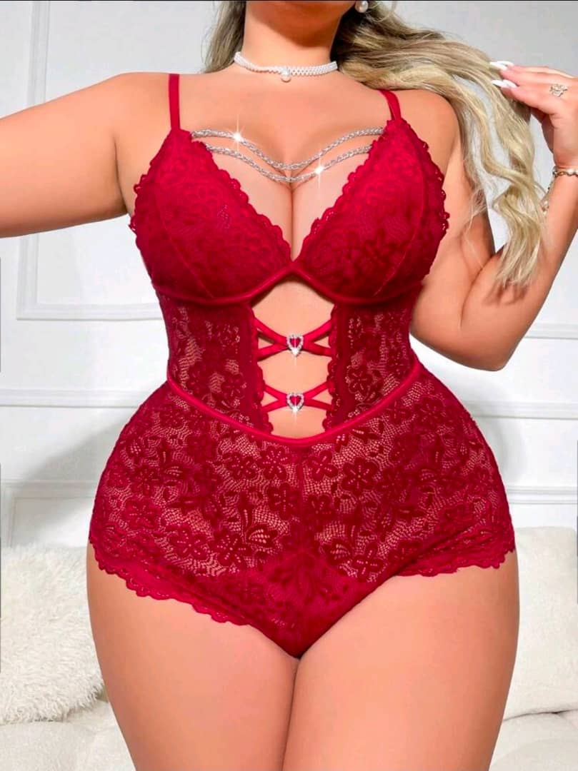 Body Lingerie Dentelle Rouge – Découpes Cœurs Strass, Grande Taille – Image 4