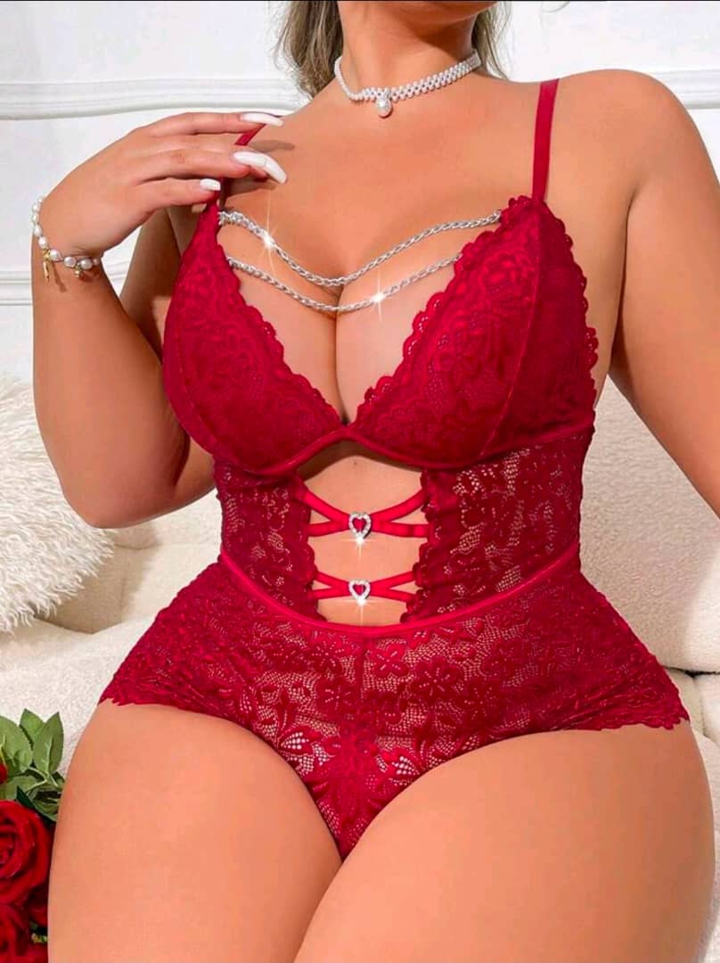 Body Lingerie Dentelle Rouge – Découpes Cœurs Strass, Grande Taille – Image 5