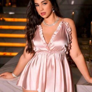 Combishort Satin Rose – Dos Nu Croisé, Volants et Taille Élastiquée